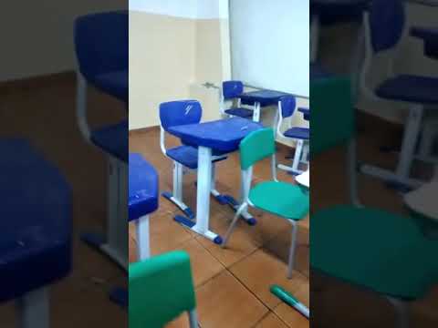 Vídeo mostra vazamentos dentro da sala de aula durante chuva em escola de Taubaté