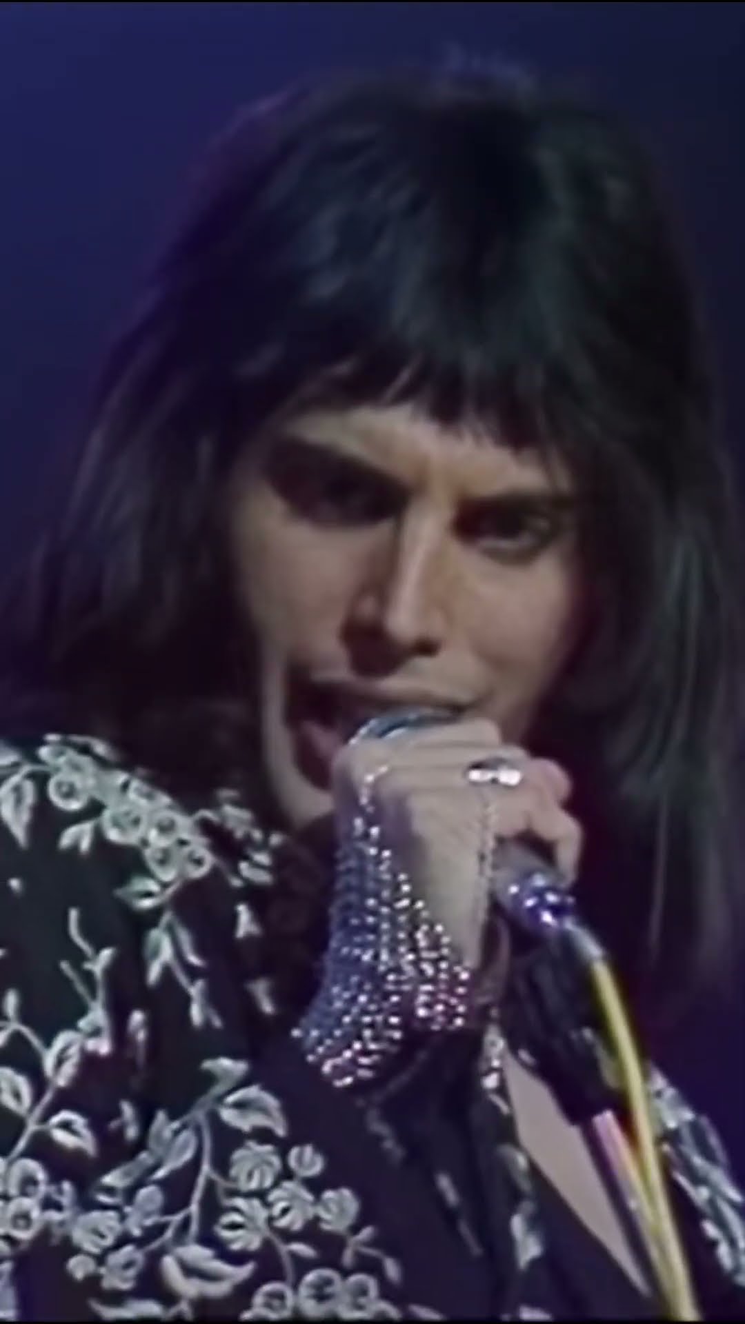 The music, the fashion, the everything ? #keepyourselfalive #queen #shorts