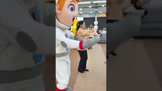 BERNYANI DAN BERJOGET BERSAMA BONEKA ROBOT #berjoget #bernyanyi #shorts #short