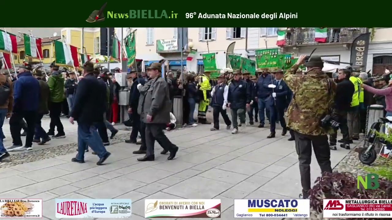 Adunata Biella, sfilata dei vessilli e dei gonfaloni in Piazza Duomo
