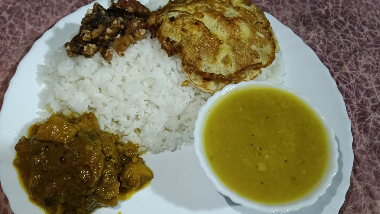 Hello doston today I eat rice and dal tamatar ka chatni anda amlet phool gobhi aalu ka sabji