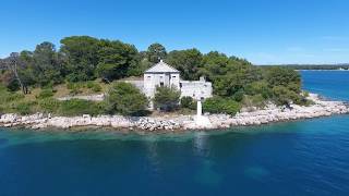 Chorvatsko - opuštěný maják na ostrově Sveta Katarina u Biogradu na Moru