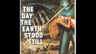 COUSIN MICHAEL RENNIE STARS AS KLAATU IN *THE DAY THE EARTH STOOD STOOD STILL*