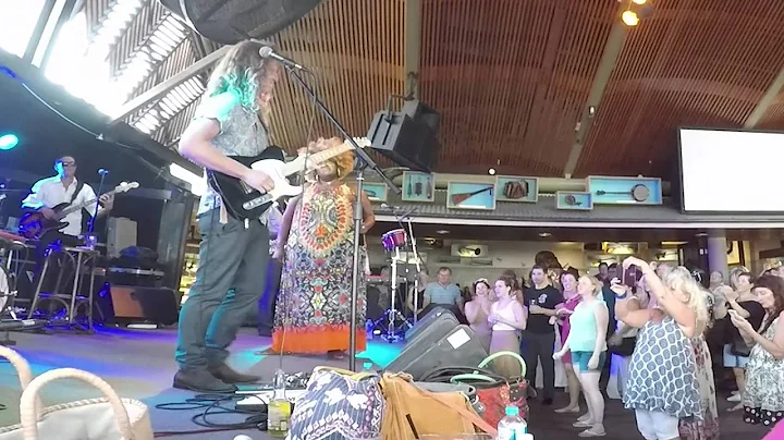HARRY NICHOLS   "Hallelujah" Solo Beach Hotel, Byr...