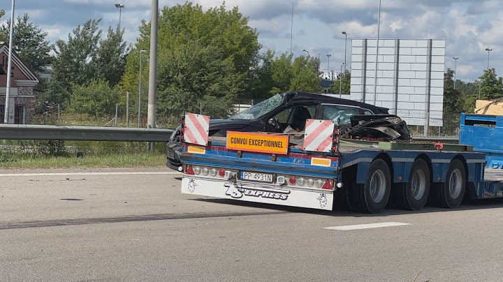 Sostinėje ties Gariūnais į vilkiką rėžėsi automobilis: buvo prispausta moteris