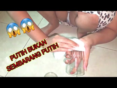 LAGI NYUCI GELAS ADA PENAMPAKAN PUTIH