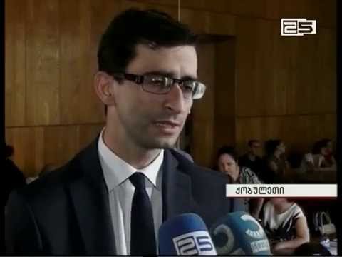 ქობულეთის გამგეობაში მოხელეები პრემიებს 4 ნაცვლად 7 ჯერ მიღებენ