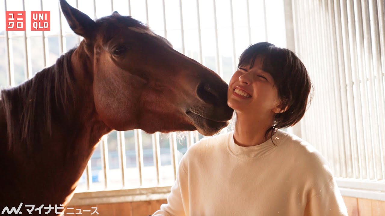 佐久間由衣、馬と戯れあう笑顔に癒される…2023年は登山に挑戦？抱負も語る「ユニクロ」WEBムービー公開