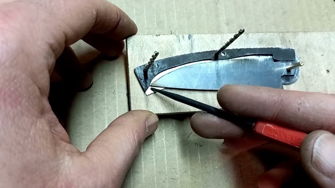 4. Couteau pliant cran plat / Folding slip-joint knife : Réglages du ressort et problèmes