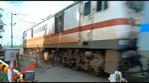 Dangerous Dust Storm Attack At Railgate : Fastest JANSHATABDI Express Stormy Moving Out At Railgate