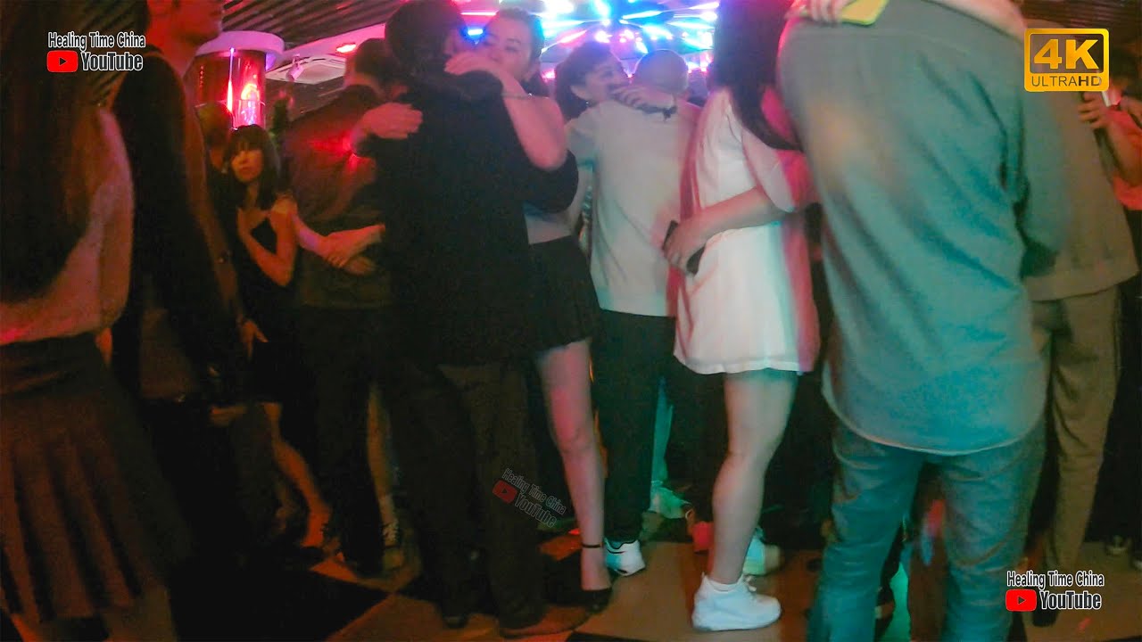 2025.08.30 Dancing with beautiful girls, the dancers in the ballroom are beautiful and gentle