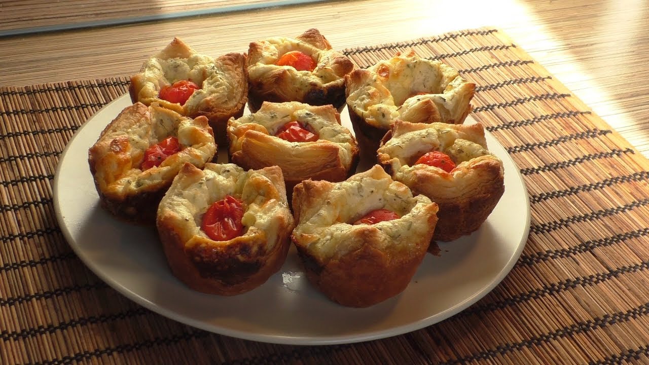 ⁣Закуска из слоеного теста с начинкой из сыра, творога и помидоров.
