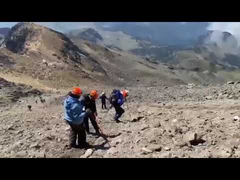 Policías auxilian a dos personas con hipotermia en inmediaciones del volcán Iztaccihuatl