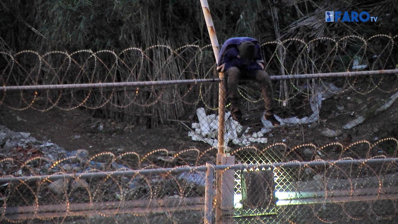 Más de 70 inmigrantes se encaraman a la valla tras intentarlo casi 1.000