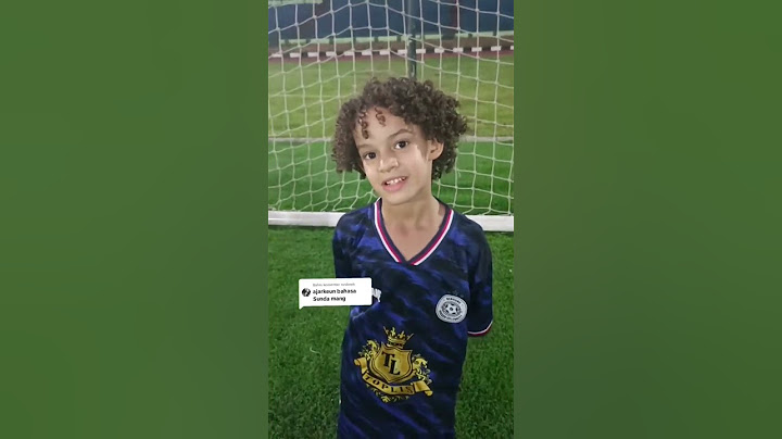 Anaknya David da Silva sedang diajari hitungan dalam bahasa Sunda