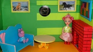 Кукольный домик Гостиная диван журнальный столик камин картины Doll house with their hands