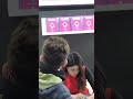 Irina Sternik firma dedicatoria en su libro "Inteligencia artificial 1.01" en Feria del Libro 2026