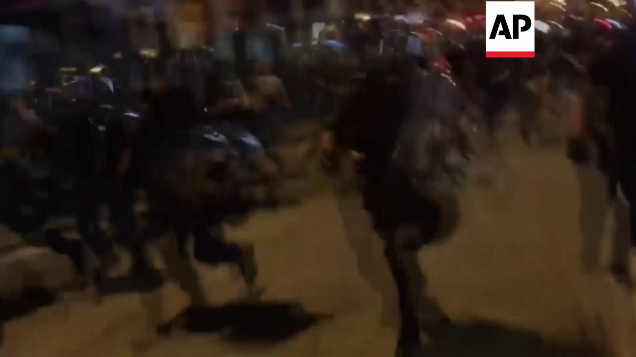 Hong Kong - Police rush pro-democracy demo | Editor's Pick | 06 Nov 16