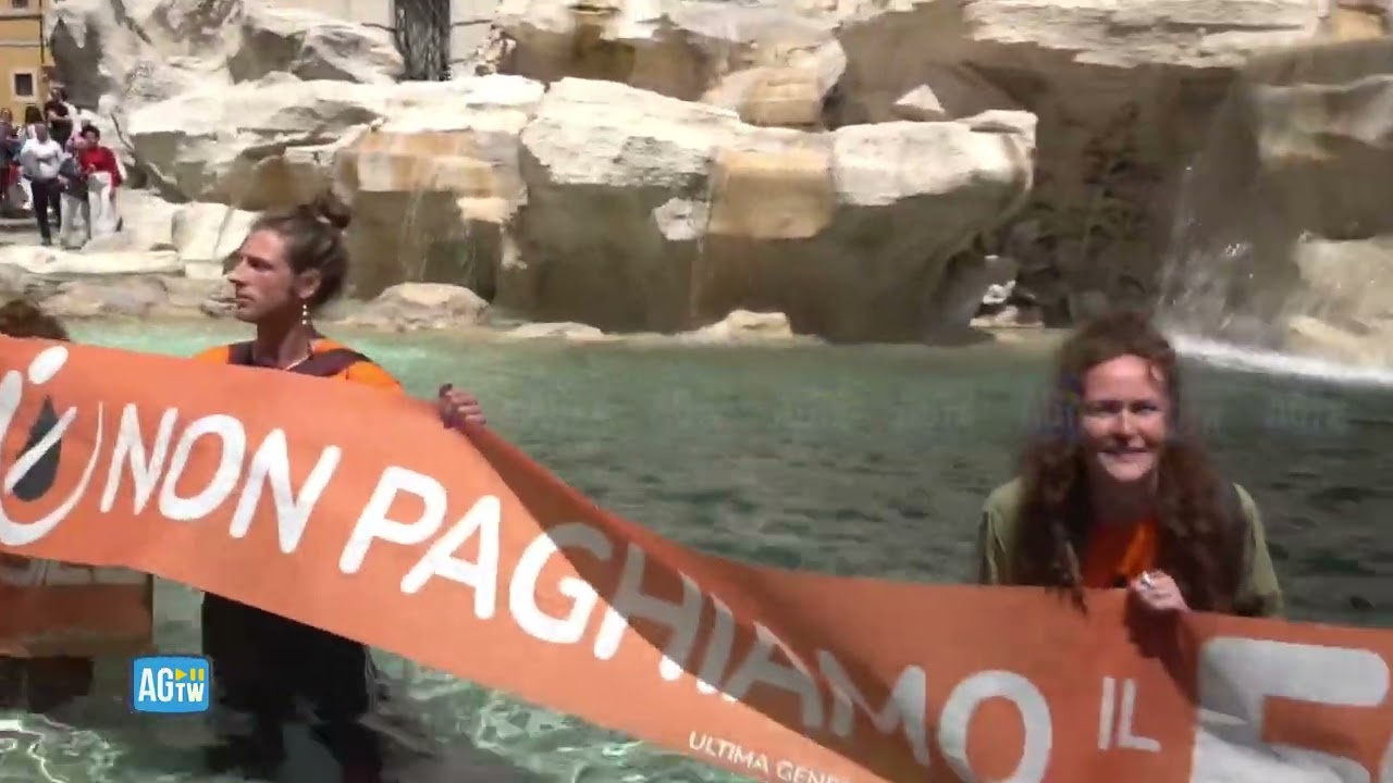 Blitz Ultima generazione, liquido nero dentro la fontana di Trevi