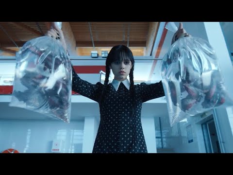 Merlina Addams | Arroja pirañas a la alberca | Merlina Netflix T1:E1