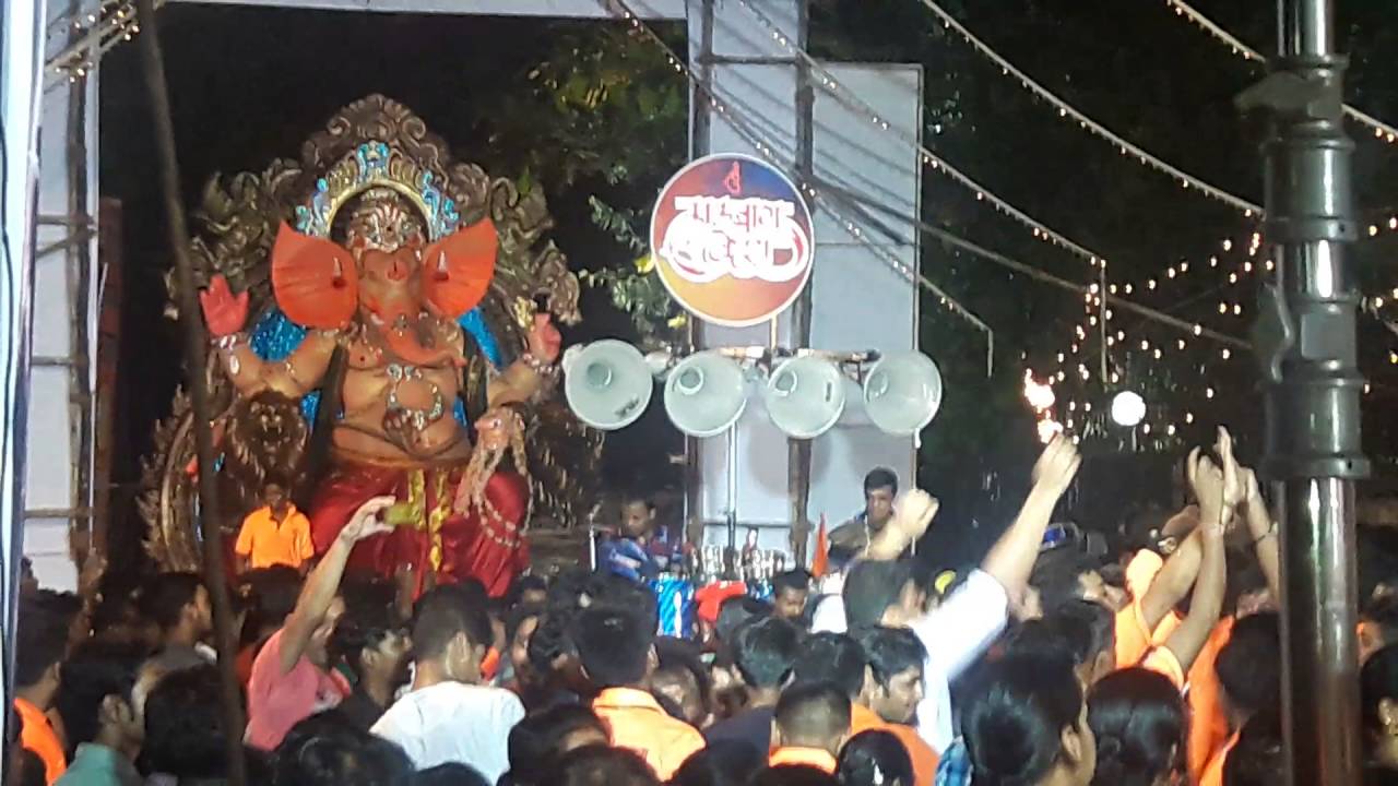 Lalbaug Beats playing jhingat @ 4 Banglyacha Raja aagman 2016 - YouTube