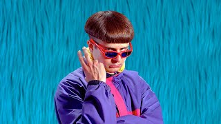 Video voorbeeld van "Oliver Tree - When You're Around [Lyric Video]"