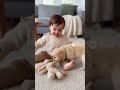 赤ちゃんが子犬の耳を軽く噛んでしまう