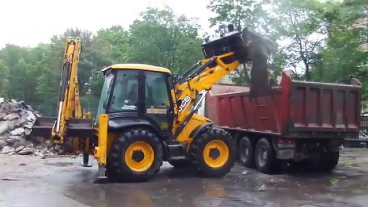 Трактора грузят. Трактор JCB 4cx. Экскаватор-погрузчик JCB 4cx погрузка. JCB 4cx погрузка самосвала. JCB 3cx и самосвал.