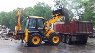 Трактор JCB 4CX грузит строительный мусор в тридцатитонник - аренда в Калининграде
