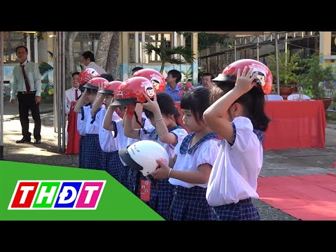 Video Đội nón bảo hiểm cho con, vẹn tình cha mẹ | THDT - youtube