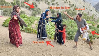 Download Lagu The mother-in-law's meeting with the first lady and her anger at the second lady's bad behavior MP3 Download Lagu The mother-in-law's meeting with the first lady and her anger at the second lady's bad behavior MP3
