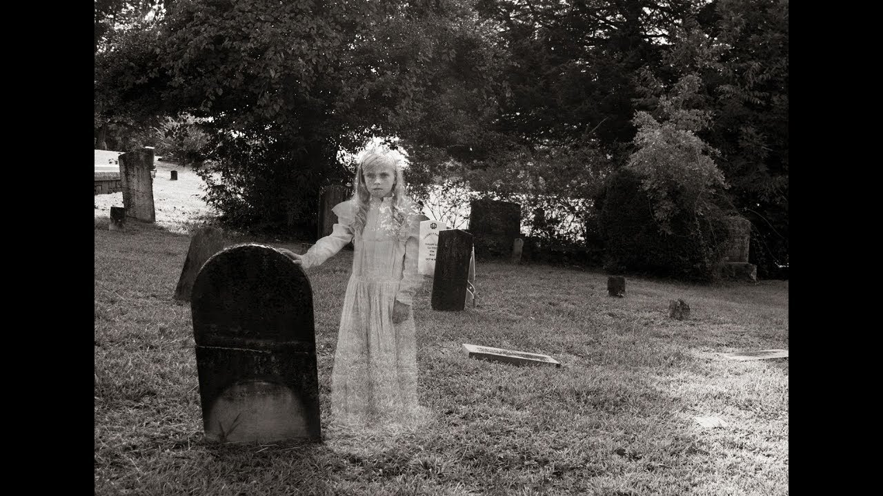 История произошедшая ночью. Призрак на кладбище 2009. Призрак старухи на кладбище.
