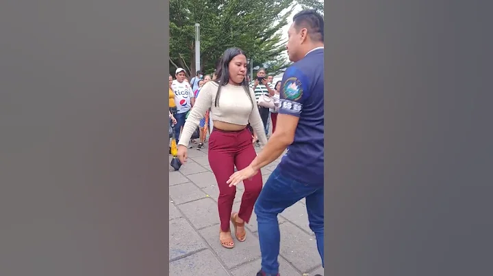 estela y chendo #plazalibertad #elsalvador #parque...