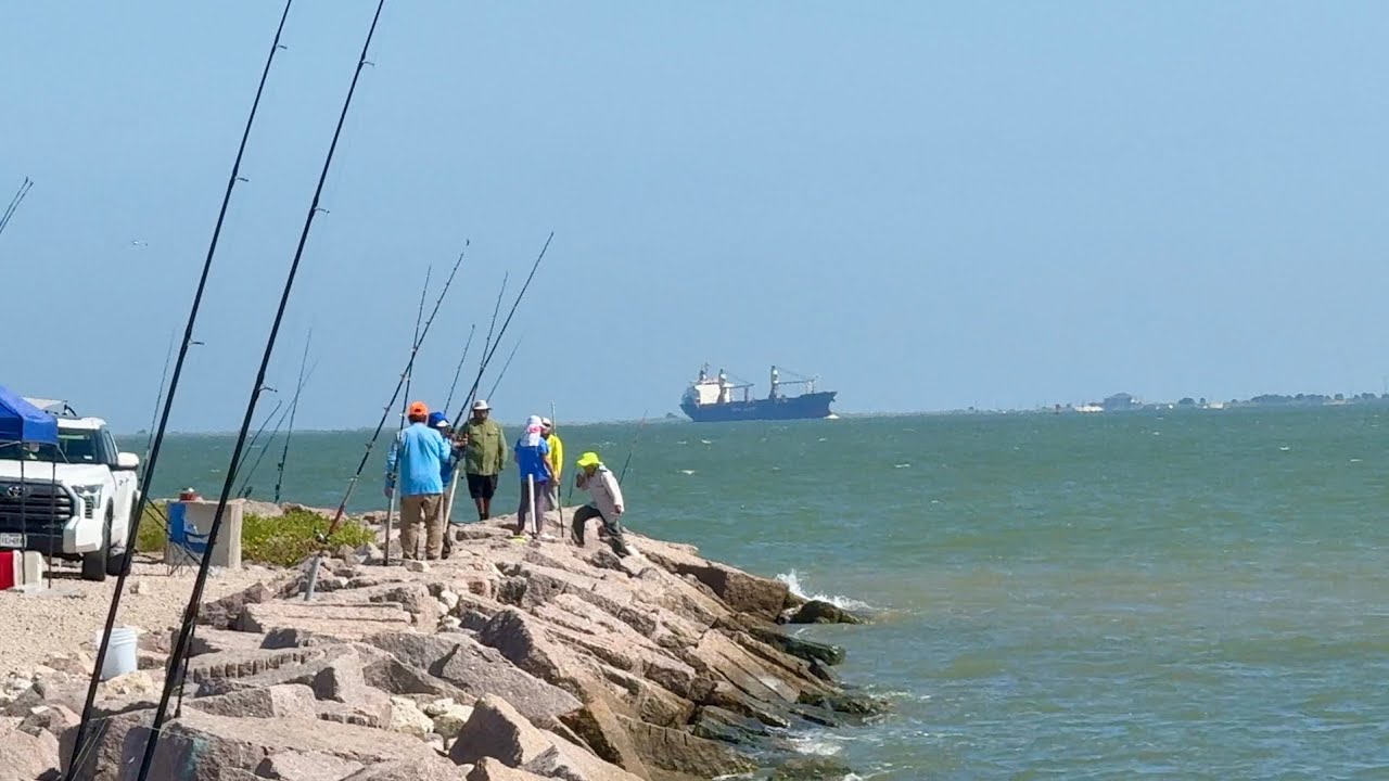 Texas City Dike bull reds are biting (S9 E10)