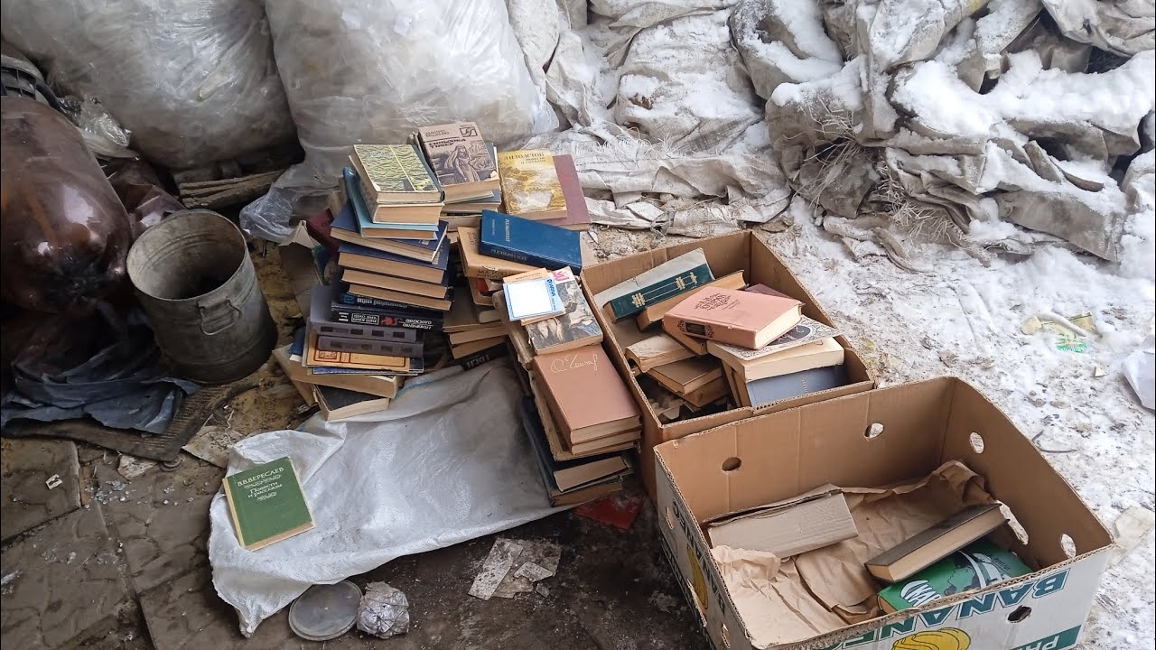 Книги з макулатуру. Невеликий виніс з серванту. 