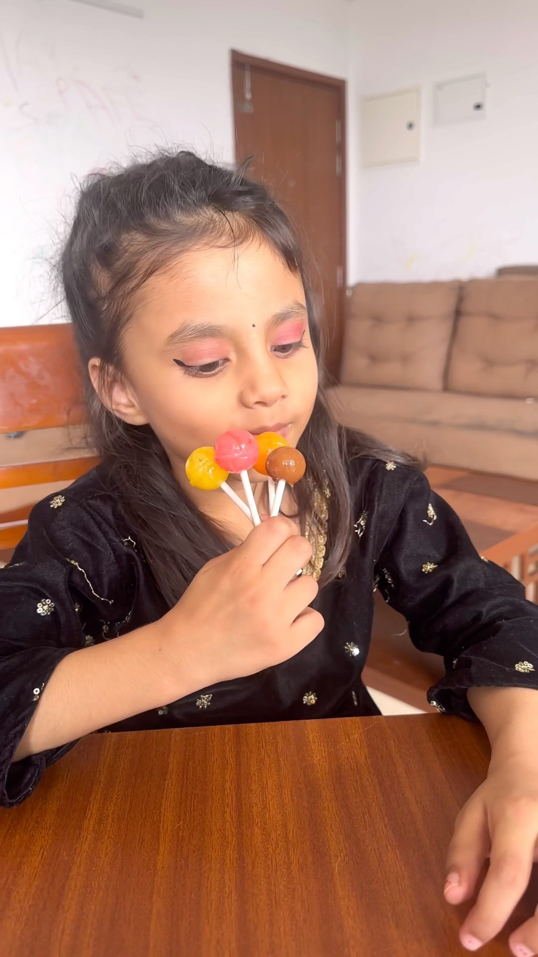 Aru k Lea mumma ne banaya strawberry lollipop ?❤️ #shorts