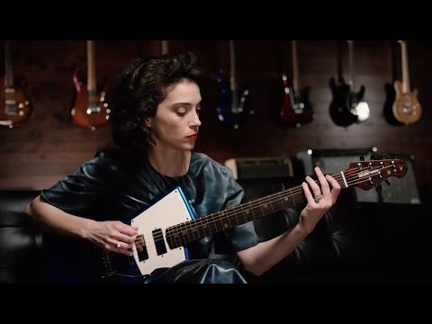 ენი კლარკმა (St. Vincent) საკუთარი გიტარა გამოუშვა!