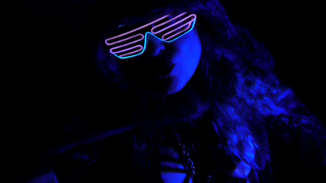 Moving in the shadows - Chelsea Owen feat Elevate the sky [Music Video]