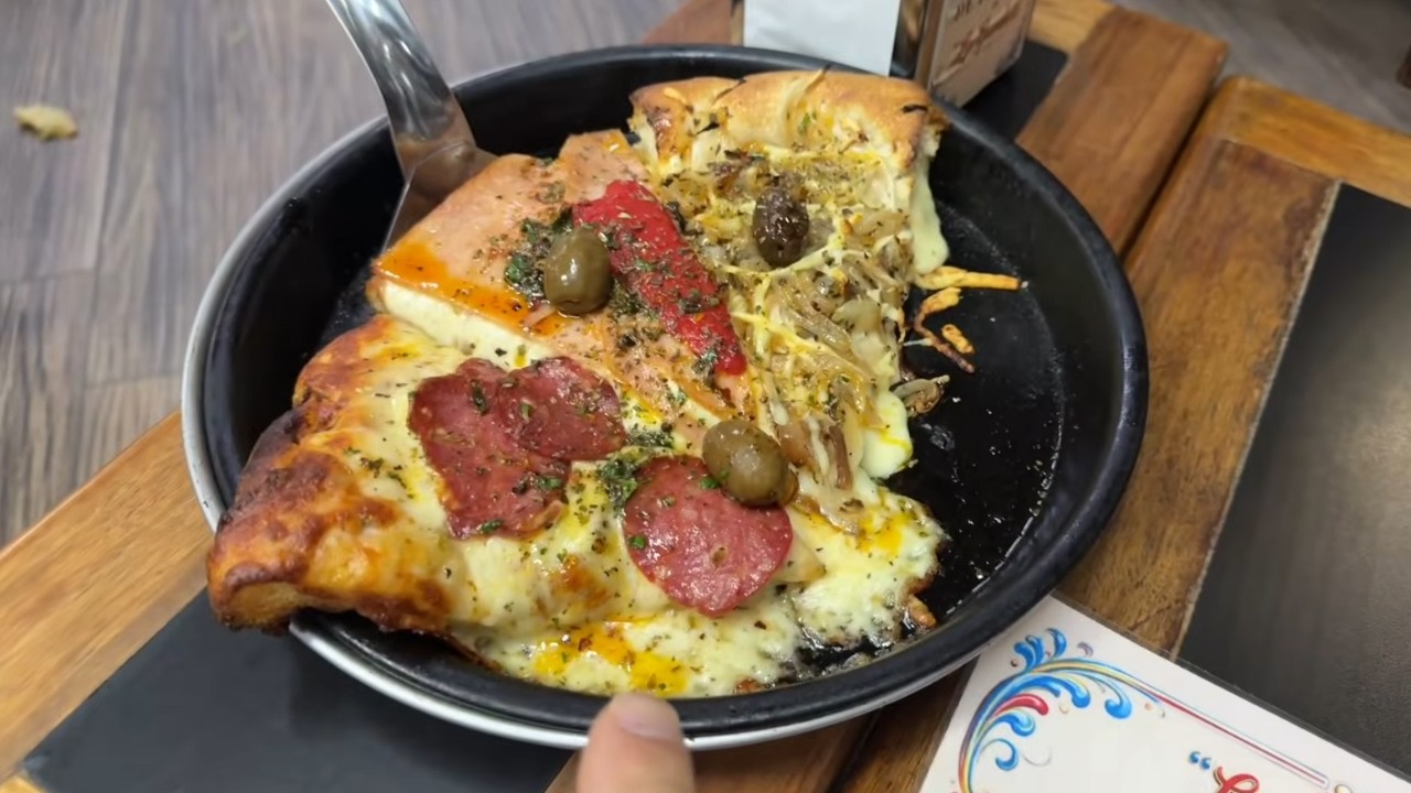 Trying some pizza and empanadas in Buenos Aires, Argentina LIVE