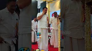 ചടങ്ങിൽ വിളക്ക് കൊളുത്താനായി മന്ത്രി കെ മുരളീധരനെയും നേയർ വി വി രാജേഷിനെയും ക്ഷണിക്കുന്നു
