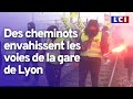 Retraites : des cheminots envahissent les voies de la gare de Lyon à Paris