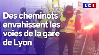 Retraites : des cheminots envahissent les voies de la gare de Lyon à Paris
