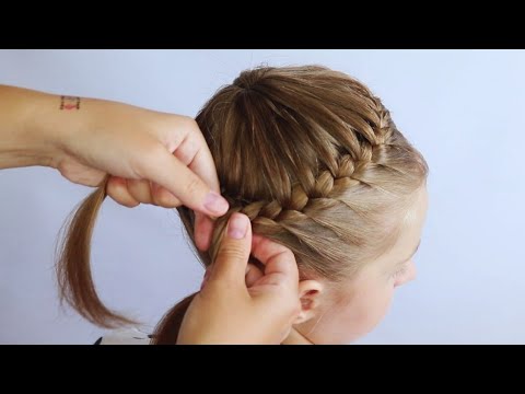 Видео: Как заплести волосы лентой: 8 шагов (с иллюстрациями)