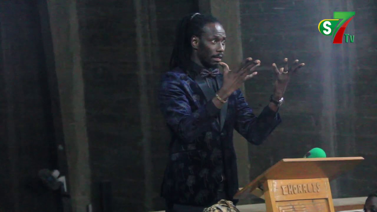 Regardez , Carlo D en pleine répétition avec la chorale Saint Martin à Saint Dominique
