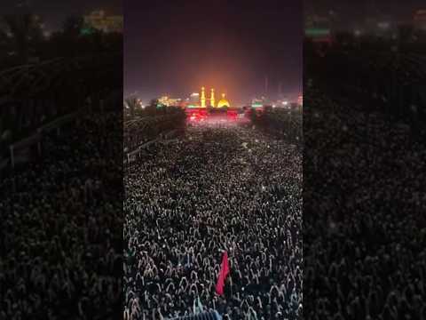 لحظه تعویض پرچم بارگاه حضرت سیدالشهدا علیه السلام و جمعیتی که برای تسلیت به بین الحرمین آمده اند 