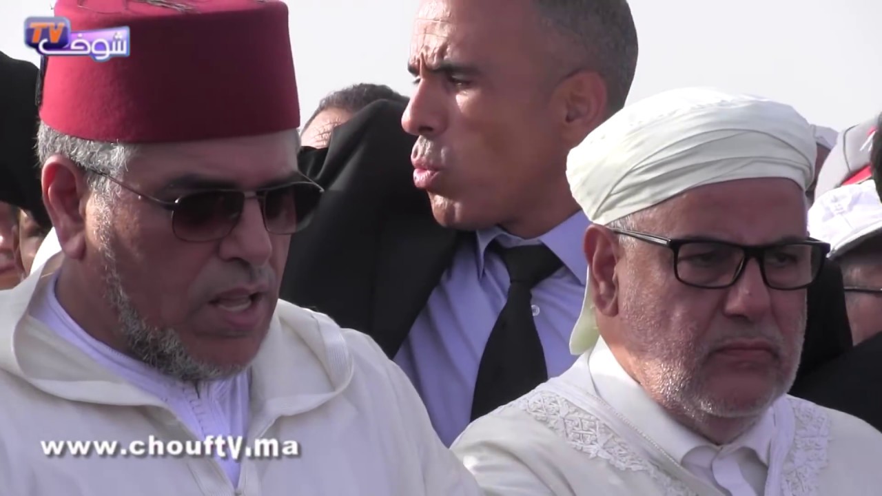 الوزير المصطفى الرميد يذرف الدموع بحرارة لحظة دفــن والدته بسيدي بنور