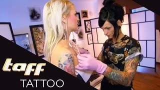 COVER UP: Mit schrecklichem DEKOLLETE-Tattoo lässt sich kein CONTEST gewinnen! | taff Tattoo