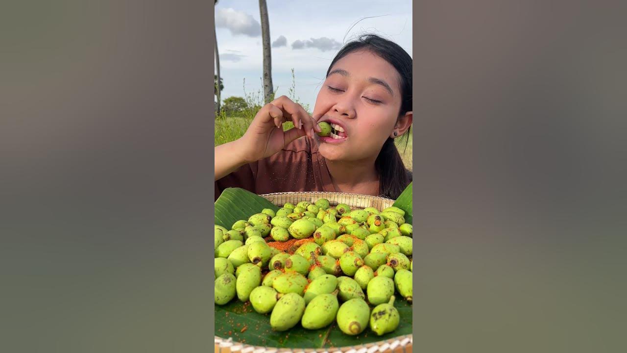 Eating tiny mango with dry spicy salt  #epiceating #tropicalfruit #food #epiceats #foodrecipes