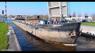 WHYYY 🤷‍♂️ is this Mother doing That, just Before 2 #Ships Leave a Lock in #Groningen?! - #1005NL ✅