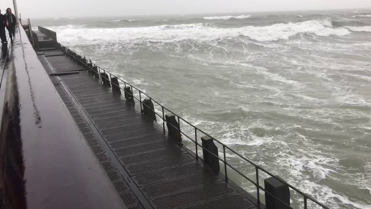 Storm Dennis Big waves crash into Bournemouth Pier - YouTube